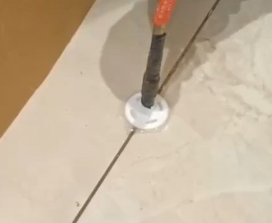 宿松瓷砖空鼓维修公司专业解答瓷砖在铺贴过程中，如果没有涂抹均匀到位的粘结材料（如水泥砂浆或瓷砖胶），可能会导致以下问题